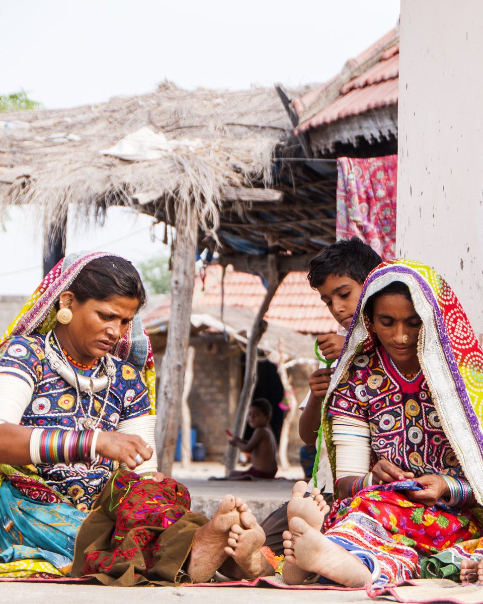 CraftMaestros's tweet photo. Deeply-rooted in the Kutch identity is their rich culture. Producers of some of the finest Indian handicrafts, specifically the glittering textiles laden with mirrors and embroideries, the people of Kutch hold their culture close.
https://t.co/K0PSy39XVu https://t.co/KPbMPHBZzt