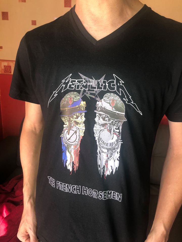 FrenchHorsemen's tweet photo. Le nouveau t-shirt du Chapter #472 est là ;) 
Tout beau tout neuf pour avoir la classe cet été !

#metallica #metallicafamily #metallicafans #metallicashirts #newtshirts #frenchlocalchapter https://t.co/L3SjTYU95q