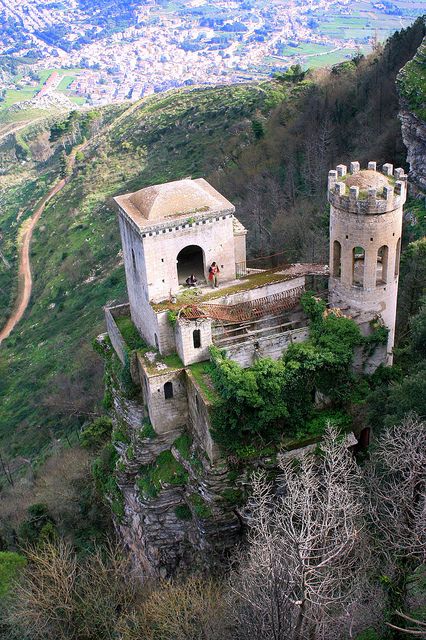 A partir des arts arabes, byzantins et normands Roger 2 donna naissance à un art introuvable ailleurs. La Sicile était le pont entre les cultures, les peuples et les religions.