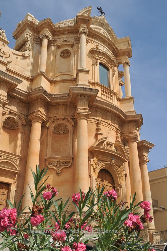 La Sicile fut séparée en 2 suite aux Vêpres siciliennes lorsque les français furent massacrés par les siciliens. La Sicile continentale devint le Royaume de Naples et la Sicile insulaire le Royaume de Trinacrie.