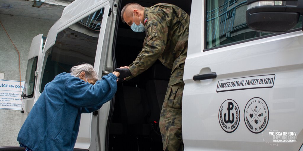 TDFORCE_Poland's tweet photo. The senior population has been the one affected probably the most during #COVID__19☣️
Significant effort of operation #ResilientSpring😷is geared towards #elderly and assisted living facilities
#community
#compassion🤝
#seniors
@terytorialsi
#WeAreNATO🌐
#AlwaysReady🇵🇱Always Near https://t.co/cGcsC3luum