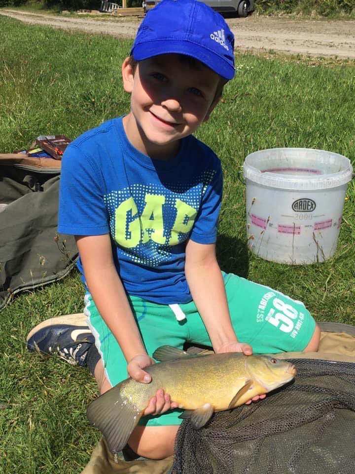 My son James first tench , he asked me show the man on tv his dad watches ⁦<a href="/MattHayesfish/">Matt Hayes</a>⁩ 👍🎣