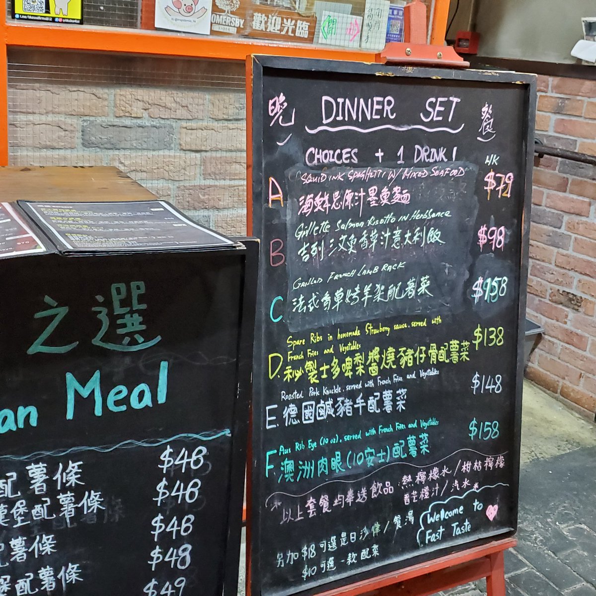 FishMemory2020's tweet photo. 呢個香草烤羊架配薯菜最吸引係個薄荷汁(但冇入到鏡Orz),酸酸地加上薄荷本身嘅香辛味令到個羊架同薯條唔會有油膩感,羊架medium well亦保持到嫩滑多汁,薯條又熱辣辣又脆好好食
p.s. 最錯重點係隔離枱個秘製醬燒豬仔骨睇落都好好食嘅樣😋
#黃色經濟圈 #FastTaste@長沙灣 https://t.co/ekMgTLDHnC