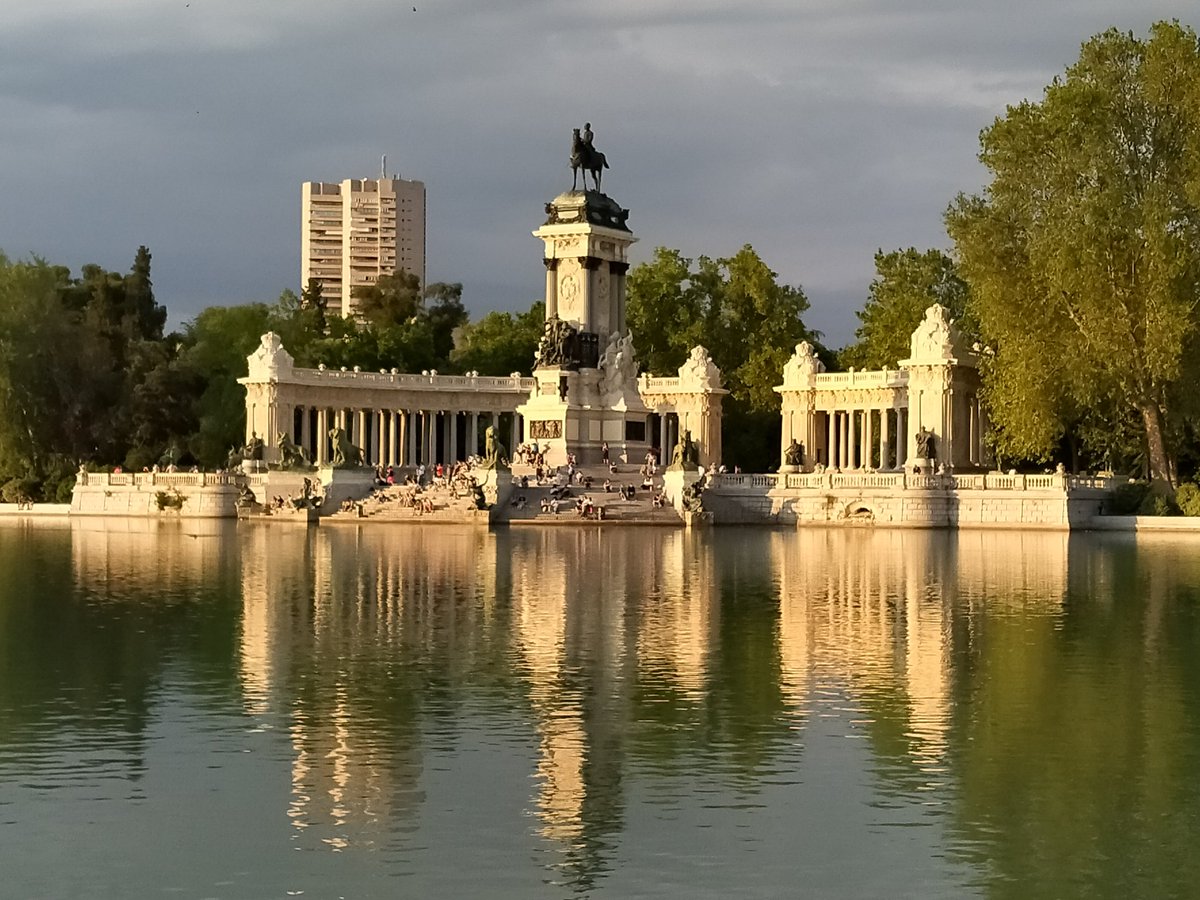 ArnedoFerrer's tweet photo. @redaccionmedica dice de mi, el mayor de mis méritos, que soy enfermera. Significa que soy  alguien que conoce bien la gestión de los cuidados, las necesidades de las personas y las organizaciones cuando son capaces de centrarse en las personas. Y es ahí  donde soy experto. https://t.co/UoGWFbL3jM