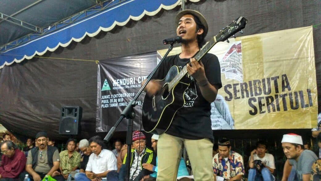 untukaisan's tweet photo. semoga dalam sehat dan semangat, panjang umur dan terus menebar manfaat.
utkmu yg sering menangis dlm gelak, yg sering marah dlm senyap, yg mnikmati derita sambil tertawa, dan terus berdoa sepenuh jiwa raga.. #67TahunMbahNun #67TahunCakNun https://t.co/Hd8mHDi4ry