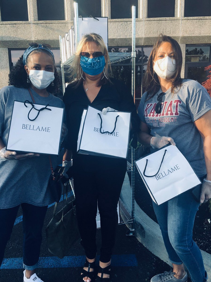 EastRamapoCSD's tweet photo. Kakiat Cares! Our Kakiat STEAM Academy staff raised money to put together “Angel Bags” for workers at @MontefioreNyack. The bags featured pampering supplies like body wash and hand cream for overworked and over washed hands. #EastRamapo https://t.co/nVhW71RkYc
