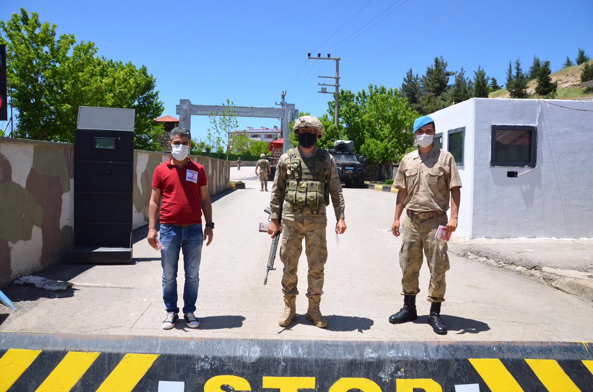 kizilaysirnak's tweet photo. Şırnak Kızılay Şubesi olarak bizlerin güvenliği için Şırnak'ta görev yapan tüm Güvenlik Güçlerimizi ziyaret edip maske ve bayram şekerimizi vererek bayramlaştık.
Huzur ve güvenin hakim olduğu nice bayramlara...
Bu Hilâl🌙 #Bugünleriçinvar
Bu Hilâl🌙 #SensizOlmaz https://t.co/THmvAJBZS8