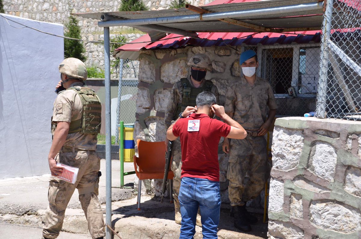 kizilaysirnak's tweet photo. Şırnak Kızılay Şubesi olarak bizlerin güvenliği için Şırnak'ta görev yapan tüm Güvenlik Güçlerimizi ziyaret edip maske ve bayram şekerimizi vererek bayramlaştık.
Huzur ve güvenin hakim olduğu nice bayramlara...
Bu Hilâl🌙 #Bugünleriçinvar
Bu Hilâl🌙 #SensizOlmaz https://t.co/THmvAJBZS8