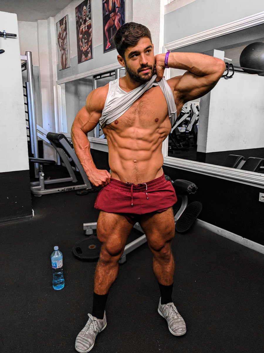 thedantai's tweet photo. Abs or legs?🔥😎 https://t.co/9cCnOtY0f7