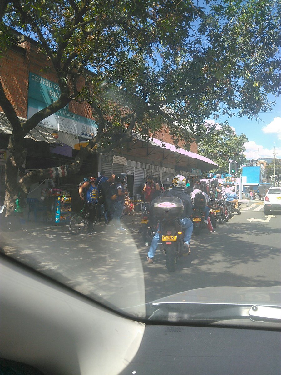 monzaph's tweet image. En Medellín los únicos que parecen en cuarentena son las autoridades!