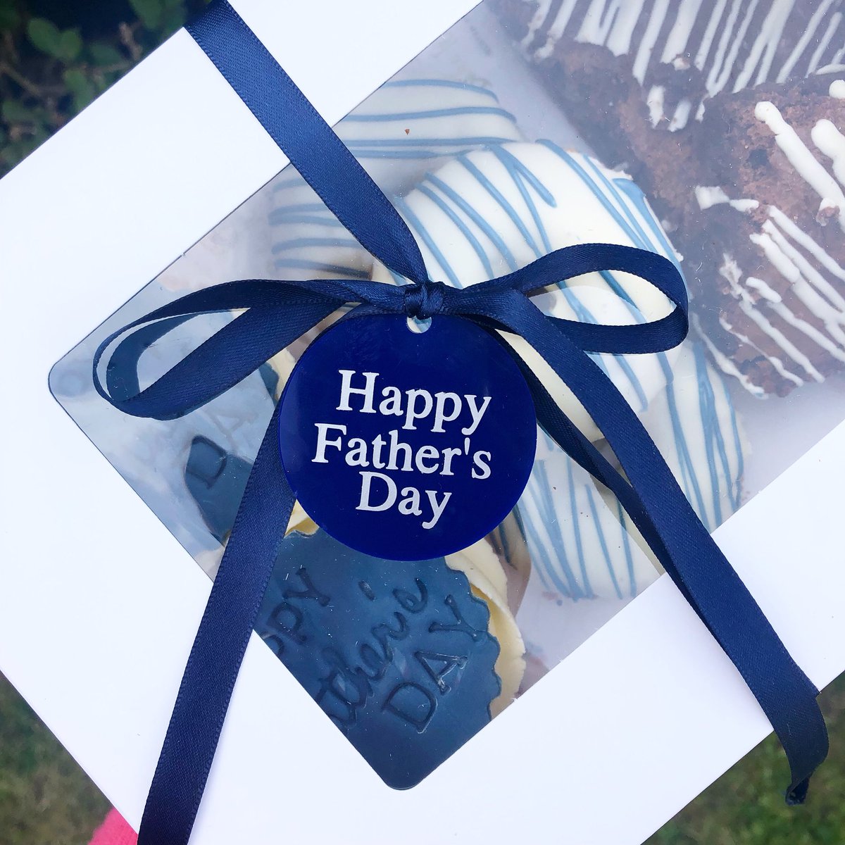BakeItPrettyGF's tweet photo. 💙Father’s Day Treat Boxes💙

Classic box £18 - 2 vanilla cupcakes, 3 cake donuts, 2 slices of chocolate chip brownies. Acrylic gift tag and bow 

Deluxe £20 - as classic, with added sweets, marshmallows and popcorn. Acrylic gift tag and bow 
#Cardiff #glutenfree https://t.co/AcOinTiGjx