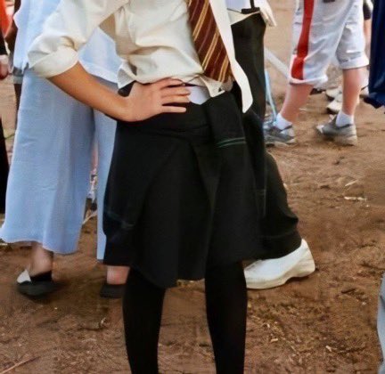 Emma Watson usando um suéter da Sonserina amarrado na saia durante as gravações de Prisioneiro de Azkaban.