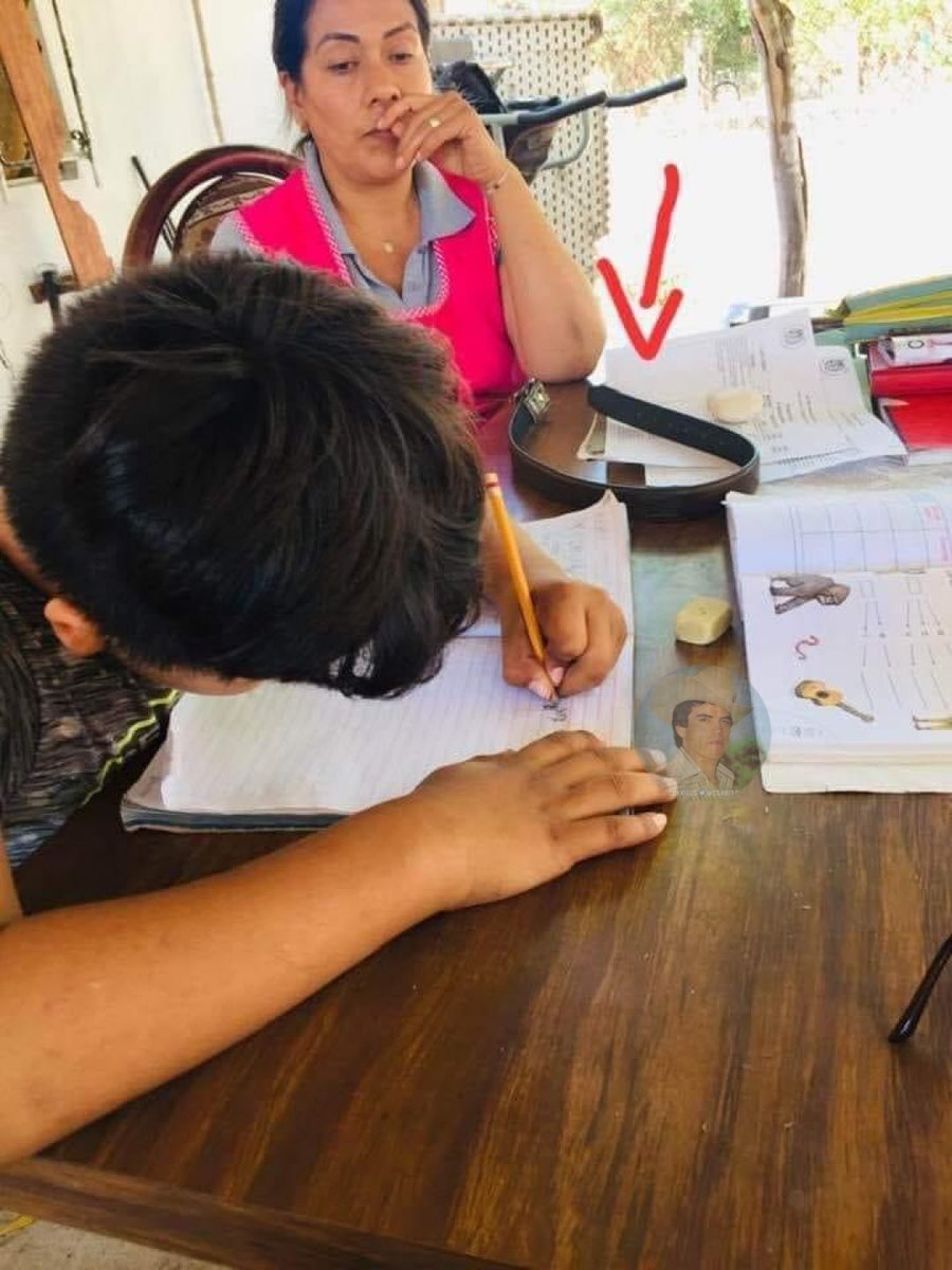Mi jefa siempre ayudándome a hacer la tarea.