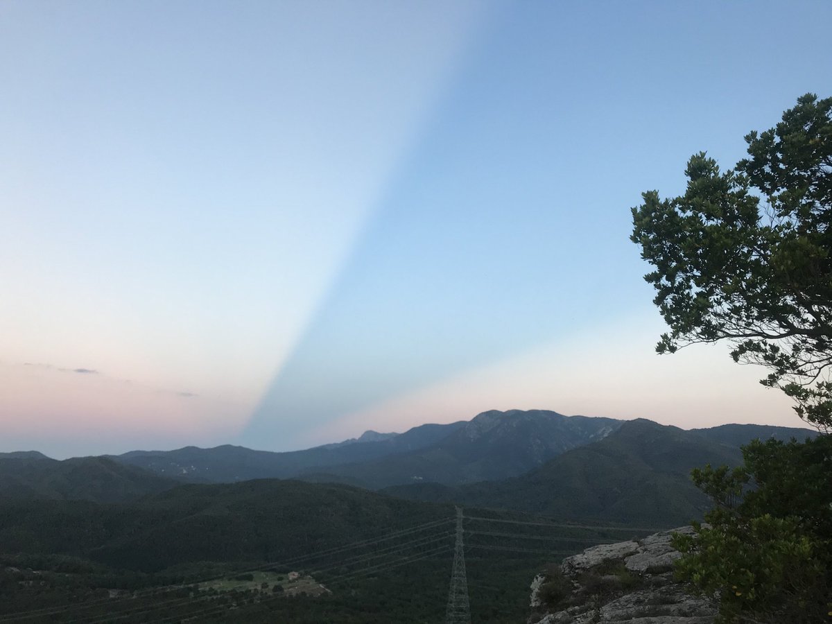 monicacomerma's tweet photo. Quin nom té aquest fenomen? ⁦@eltempsTV3 ⁦@eloicordomi⁩ ⁦@TomasMolinaB⁩ #CuriositatsAlCel #Taradell #Osona https://t.co/Elx6xJishA