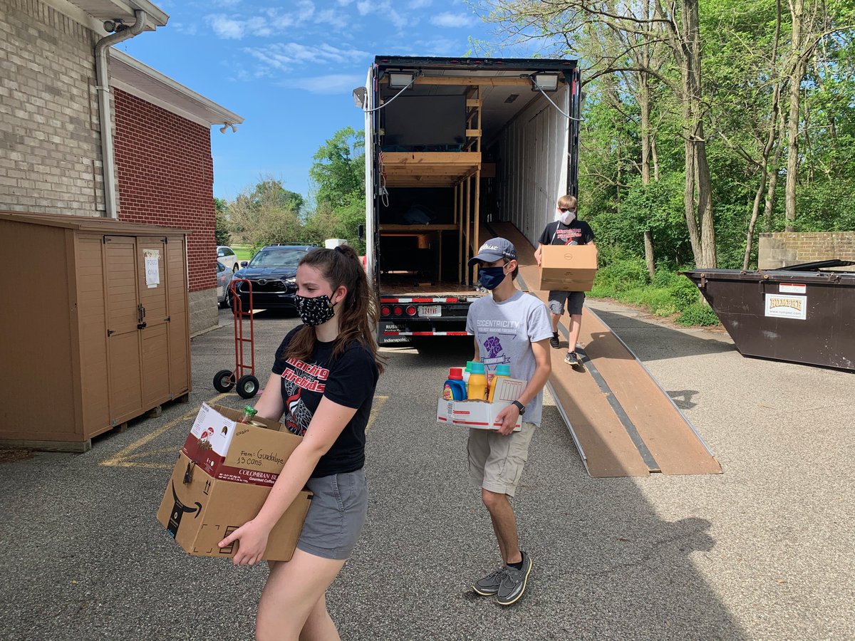 SpectrumNews1OH's tweet photo. The Lakota West Marching Firebirds Band decided they wanted to collect food items that were needed in their area. Student leaders in the band took the initiative and planned a food drive. They were able to donate over 2500 items to Reach Out Lakota, a local non-profit. #OneOhio https://t.co/sjbW7YqAcb