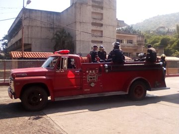 #Trujillo
#26May Nuestro Personal de 
@Bomberostru
 sale en la unidad 014 supresión de incendio, para un incendio de vegetación en el sector Santa Maria del Municipio Trujillo a las labores de combate.
#QuedateEnCasa
#BomberosSiempreContigo
@DGNBEnLinea