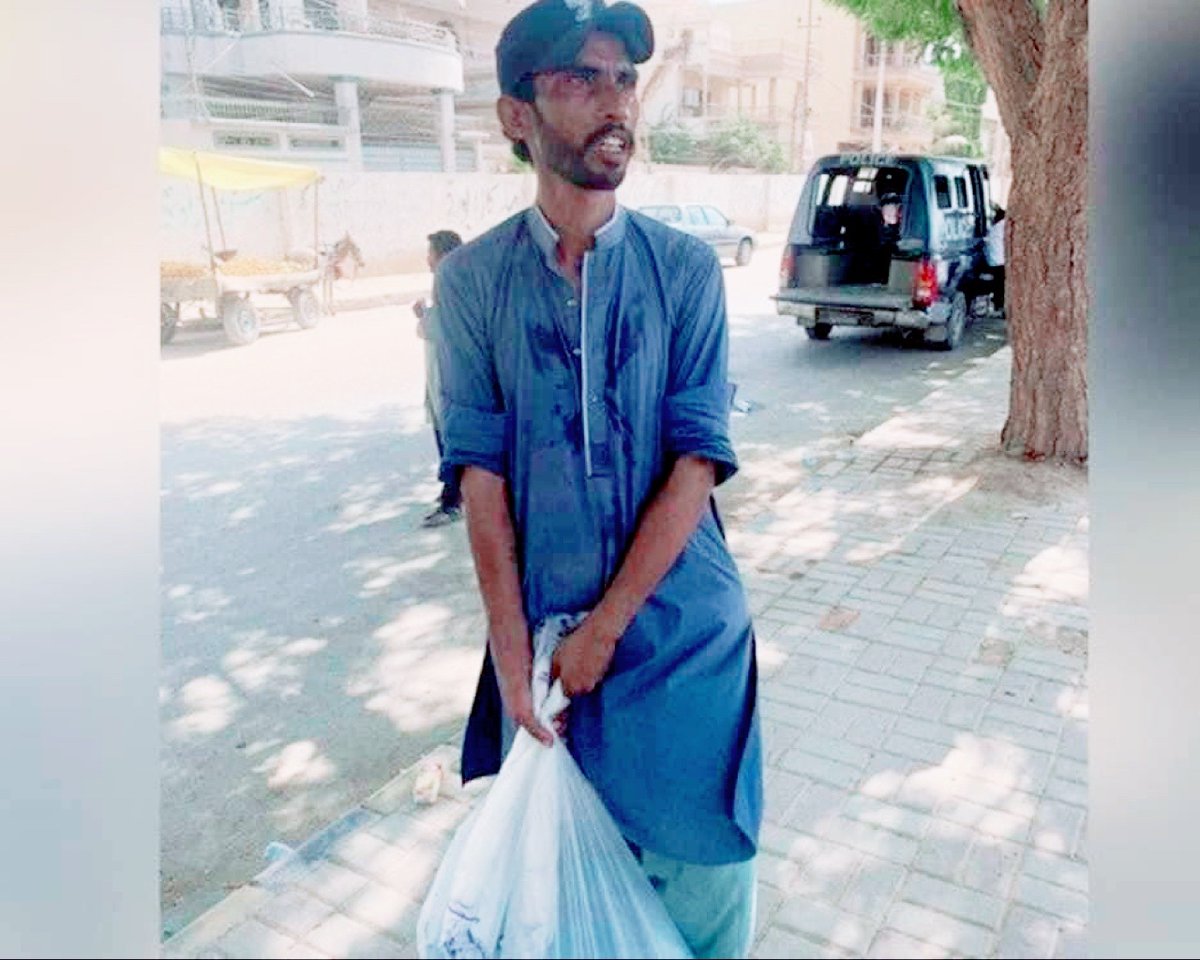 Khalid Hussain unsung Hero, who is a fruit seller.Distributing free mineral water at #PIAcrash site for last 3 days to people working at site. He purchases water out of his own pocket. Salute to him! May ALLAH accept his struggle.
#PIACrash
#HumanityIsAboveAll
#Respect 🙌