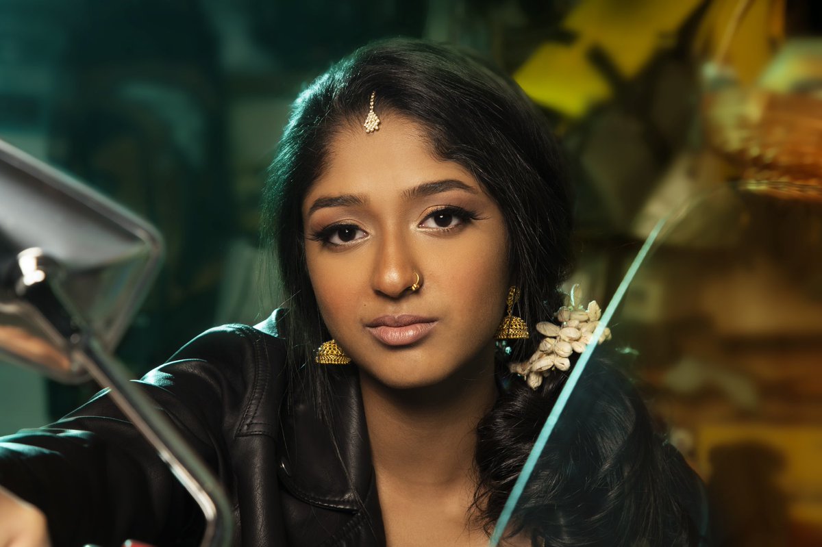 SimuLiu's tweet photo. Never have I ever...met a girl from ‘Sauga who beat out over 15,000 actors in her first audition EVER, to become the lead in @MindyKaling’s 
show that completely DOMINATED Netflix.

Maitreyi Ramakrishnan you are a STAR!!!

#AsianHeritageMonth | #CollaborationWithMADE https://t.co/yVzTXHqyWc