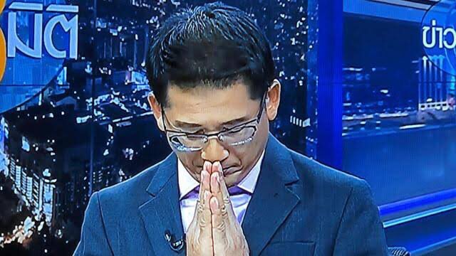 tthnchnk's tweet photo. Me: คุณกิตติคะ อย่าพึ่งมานะคะ กราบค่ะ
คุณกิตติ : สวัสดีครับคุณผู้ชม ข่าว3มิติ ในค่ำคืนนี้.... 
#อกเกือบหักEP11 https://t.co/7tSPmeB5ET