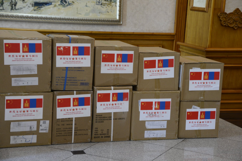 🇲🇳🇨🇳БНХАУ-ын Батлан хамгаалах яамнаас Монгол Улсын Батлан хамгаалах яаманд коронавирусын цар тахлын халдвараас урьдчилан сэргийлэхэд дэмжлэг үзүүлж, 1 сая юанийн өртөгтэй эмнэлгийн хамгаалах хэрэгслийг буцалтгүй тусламж хэлбэрээр өнөөдөр гардуулж өгчээ.
