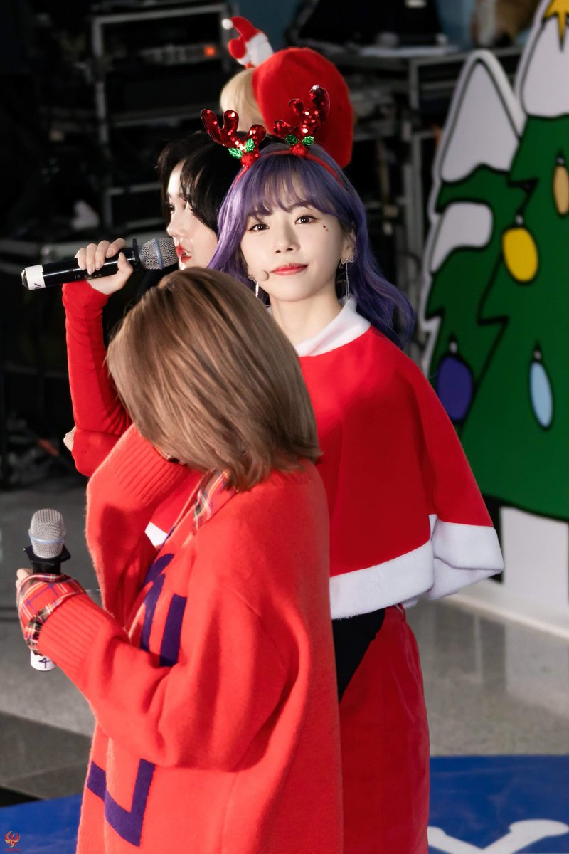 you can see her in the back but minji
