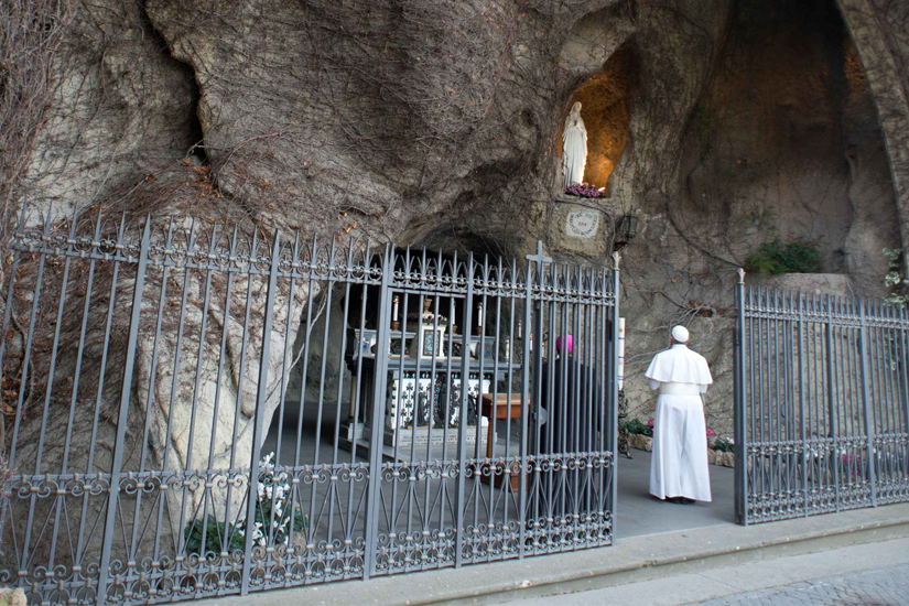 CatholicRegistr's tweet photo. #PopeFrancis to lead world shrines in rosary prayer for pandemic

https://t.co/db5O1nkYP7 https://t.co/KwRXAIg39m