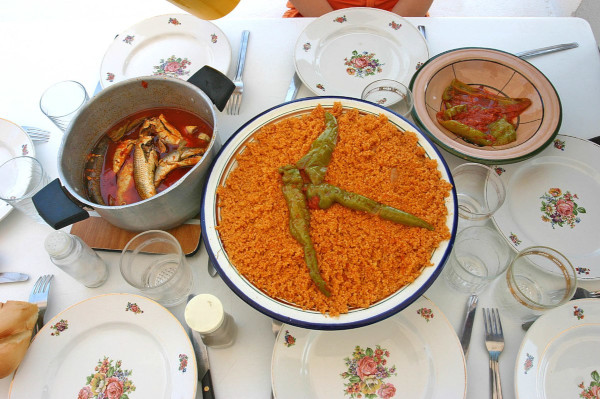 Couscous sicilien de Trapani. Le couscous existe depuis si longtemps en Sicile que personne ne sait si les berbères l'ont apporté au Moyen-Age ou durant l'antiquité. Le couscous sicilien est un couscous au poisson