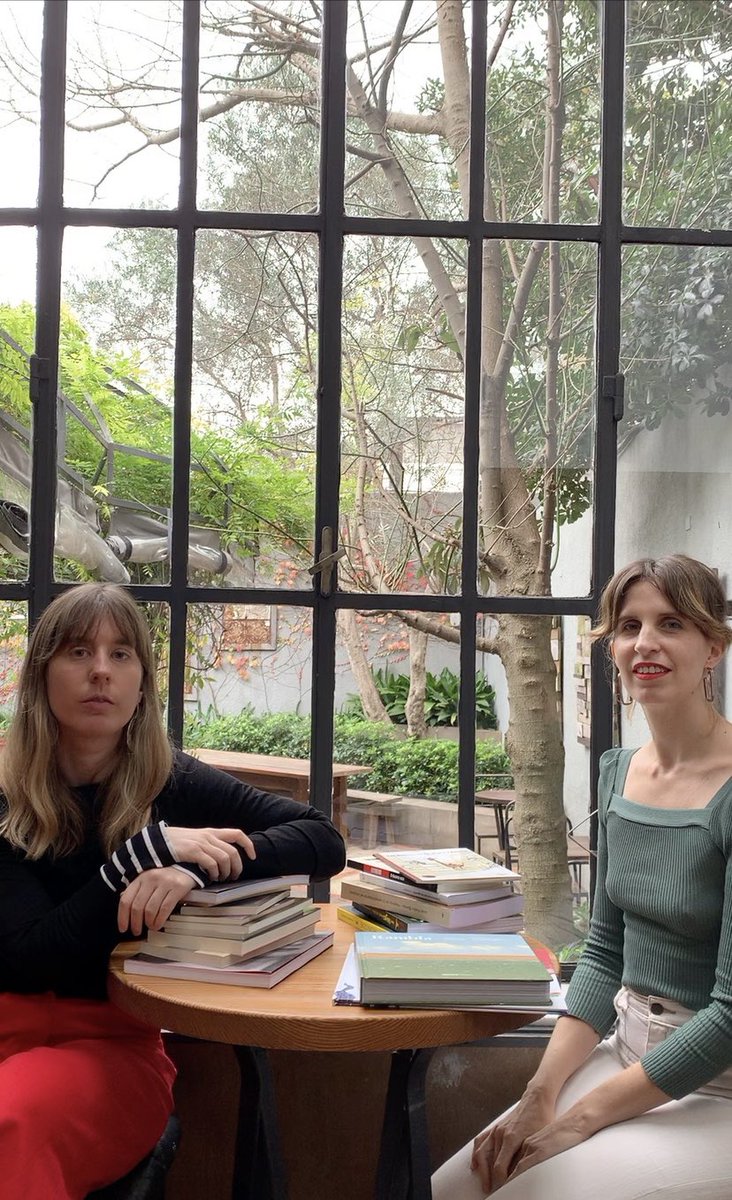 El #ClubDeLibrosCouture se reunió para celebrar el Día Nacional del Libro y el cuarto cumpleaños de <a href="/_Escaramuza/">Escaramuza</a>, que este jueves 28 suma al 25% de descuento con tarjetas de <a href="/ItauUruguay/">Itaú Uruguay</a> un 10% extra en compras web. Hicimos un IGTV con <a href="/hollynat/">Natalia Jinchuk</a> y <a href="/piasupervielle/">Pía Supervielle</a> y abrimos hilo