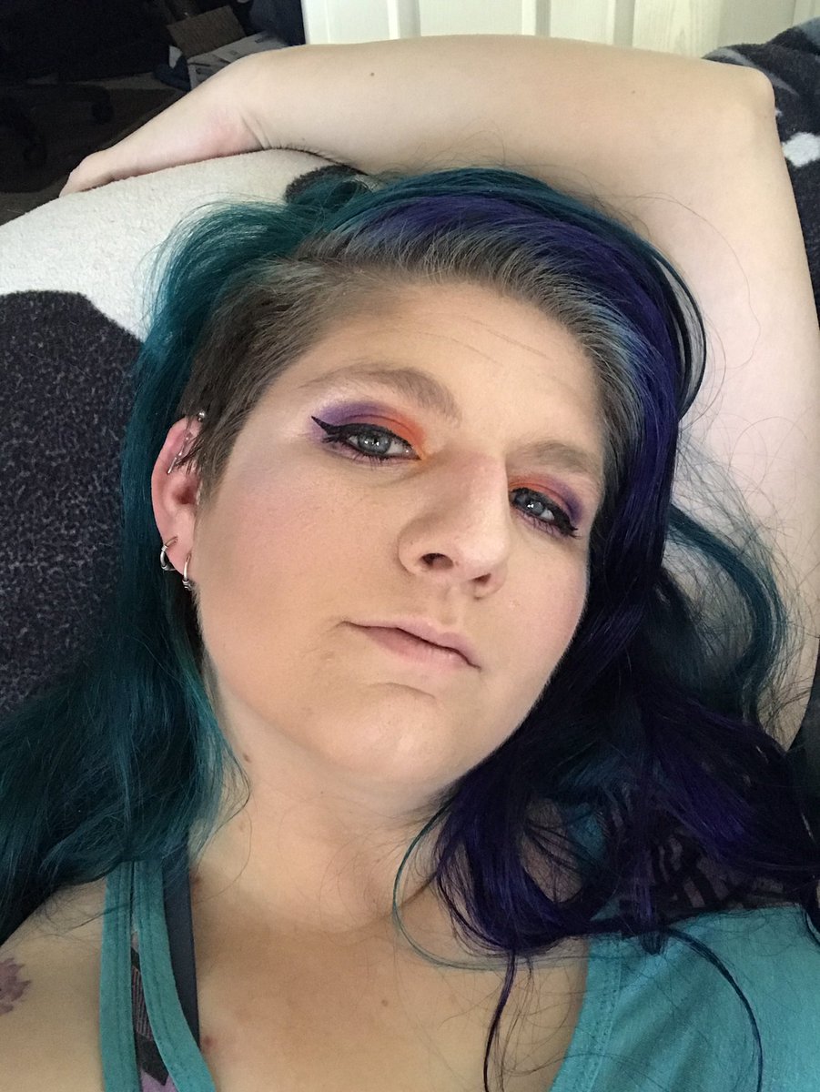 easyco_fan's tweet image. So happy with how this eye look came out. @JeffreeStar #minibreaker #eyemake #funcolors #sassypose