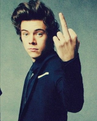 Harry Styles flipping people off: A fun thread for normal people, and a very upsetting thread for solo Harries who try to pretend he never does stuff like this 