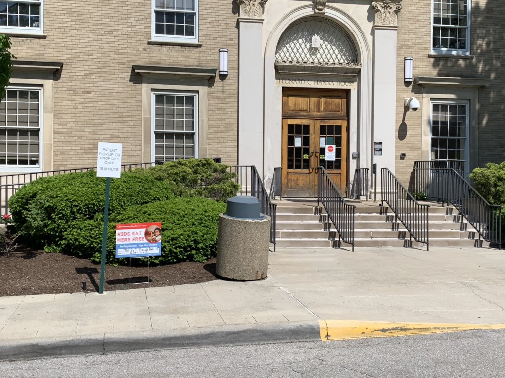 Sodexo_UH's tweet photo. 🚨KIDS EAT FREE FROM 11am-12pm. May 26th - Aug 14th 🚨
This years Kids Summer Foodservice Program will be passed out curbside of the Hanna House Entrance. 

University Hospitals CMC
2065 Adelbert Rd
Cleveland, OH  44106
United States

🔴 No Registration 🔴 Age 18 or Younger https://t.co/Wx5PS31uVA