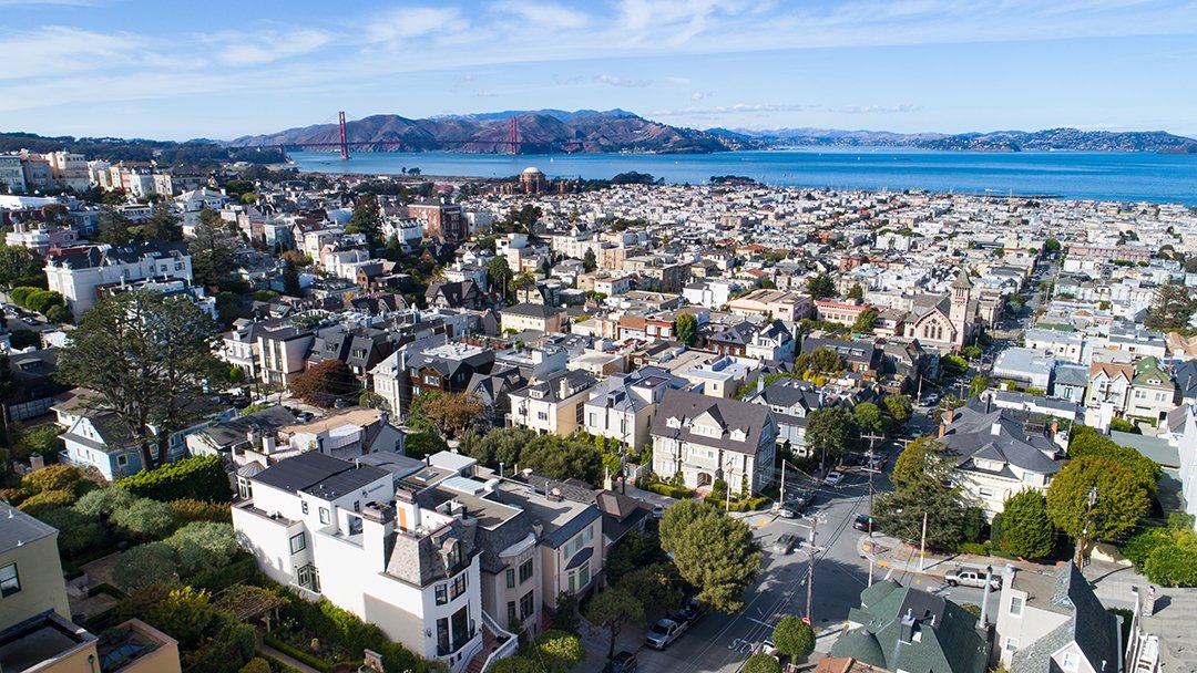 Outdoor Space of the Week: A spacious rooftop deck overlooking San Francisco featuring a Kalamazoo Hybrid Fire Grill and Artisan Fire Pizza Oven. ✨

To see more, visit here: ecs.page.link/zcTVV