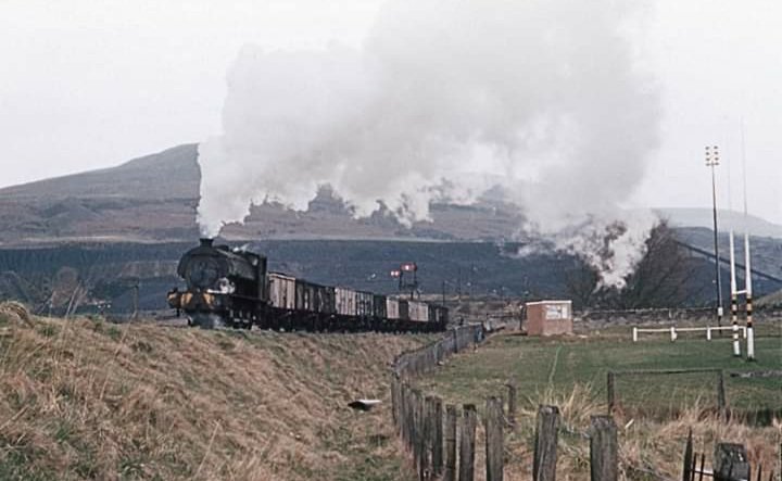 markjones45sw's tweet image. Tuesday lockdown quiz!
Taken in the 70.s and a much changed look today .
But name the rugby ground on the right of the train 
#lockdownquiz