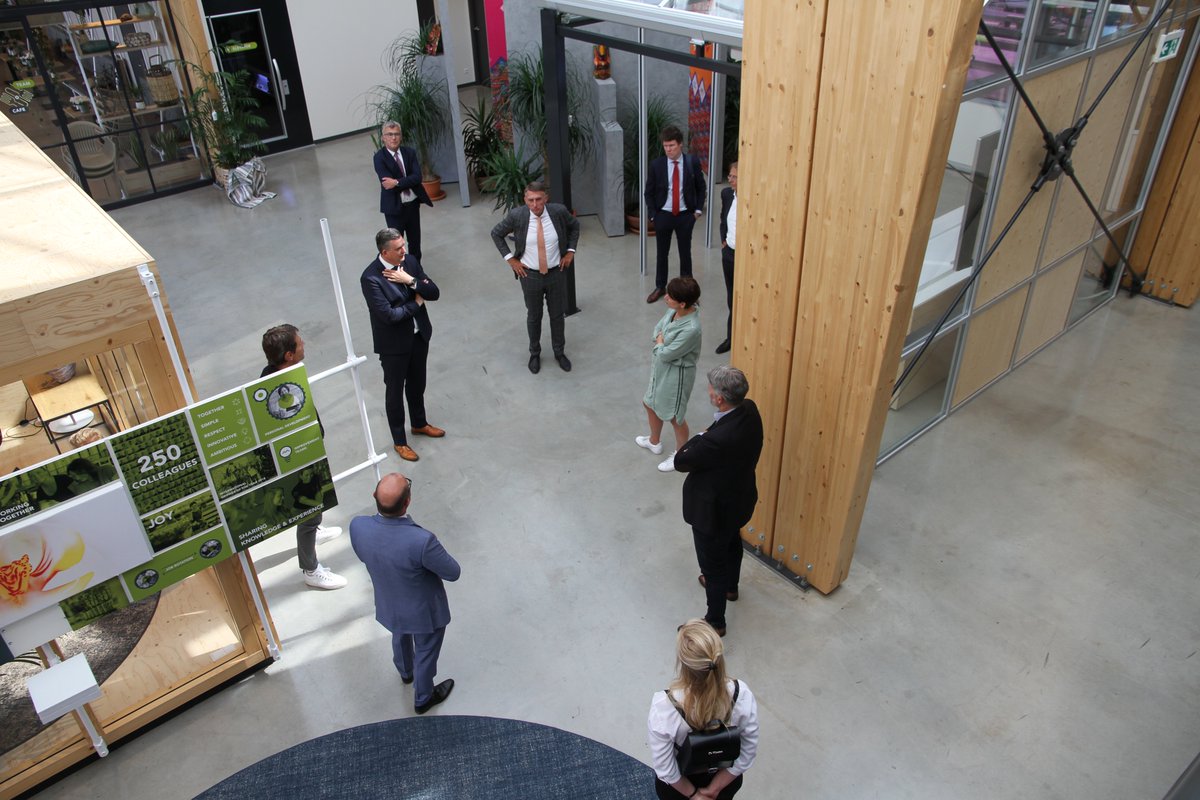 Vandaag bezocht <a href="/emileroemer/">Emile Roemer</a> met het 'Aanjaagteam bescherming arbeidsmigranten' ons bedrijf. Zij willen dat arbeidsmigranten eerlijk, gezond en veilig kunnen werken, ook in Coronatijd. Daar staan wij volledig achter. Daarom lieten wij met <a href="/EGpersoneel/">EGPersoneelsdiensten</a> zien hoe wij hier werken.