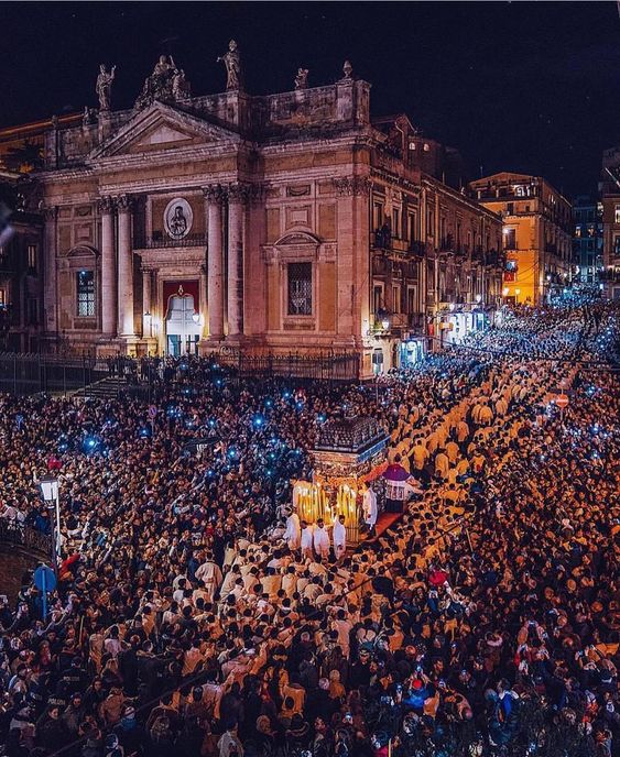 A l'inverse du nord de l'Italie, la religion est grandement pratiquée. Il faut comprendre que le Christianisme s'est installé seulement à partir du XVI siècle sous la Sicile espagnole, l'inquisition chassa également les juifs qui avaient vécu + de 1500 ans en Sicile.