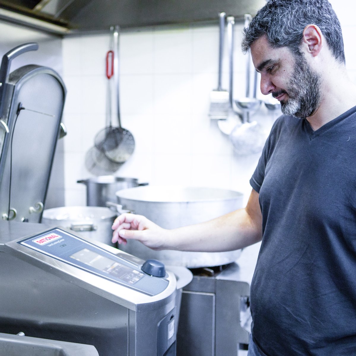 RATIONAL_AG's tweet photo. Whether 3οΈβ£0οΈβ£ individual portions in an Γ la carte restaurant or 1οΈβ£0οΈβ£0οΈβ£0οΈβ£ meals in industry catering. β‘ https://t.co/kA2Ejb6wji
The #VarioCookingCenter always offers the right solution for the individual requirements of your kitchen. β
https://t.co/RcetR4qyer