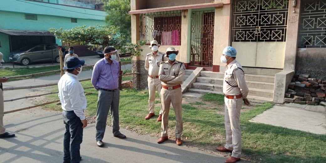 DCEastSinghbhum's tweet photo. न्यू सीताराम डेरा क्षेत्र में बनाये गए कंटेनमेन्ट जोन का वरीय पुलिस अधीक्षक के साथ निरीक्षण किया। निर्धारित प्रोटोकॉल के मुताबिक घर-घर सर्वे एवं कॉन्टेक्ट ट्रेसिंग की कार्रवाई की जा रही है।

@JharkhandCMO 
@HemantSorenJMM https://t.co/qO1u5WjQKI