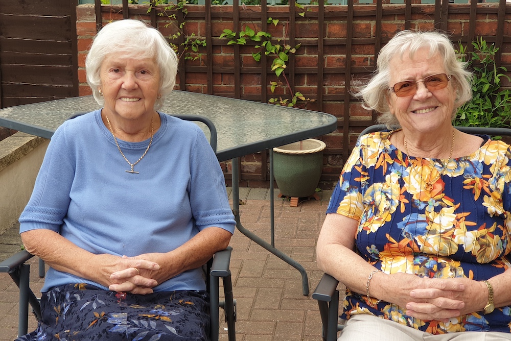 Sisters Rene and Brenda from #Beeston have spent 150 hours sewing scrubs for the NHS southleedslife.com/meet-the-siste…