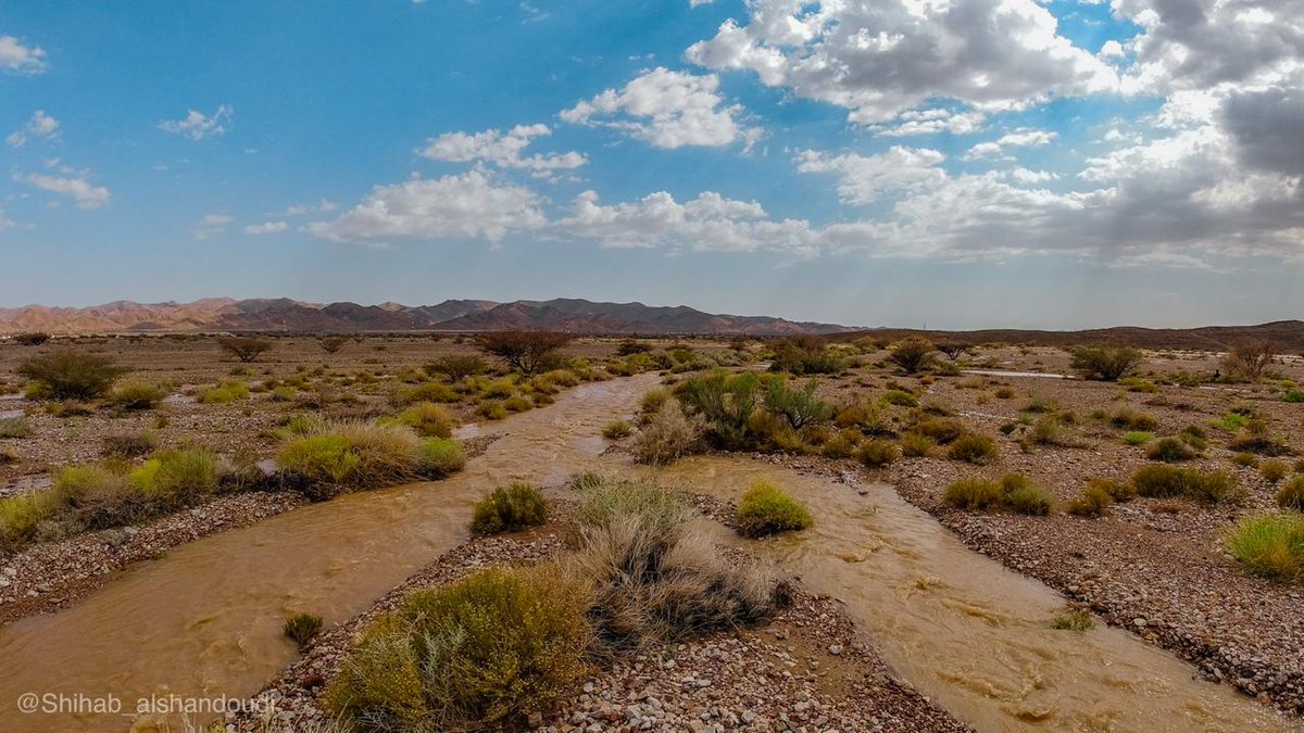 شاهدصور من امطار الخير و الرحمه مساء اليوم ⁧#ثالث_ايام_العيد⁩ الطريق العام ( ولاية عبري بمحافظة الظا...