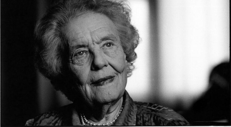 LaurentBrosse's tweet photo. Louise Weiss est décédée il y a 37 ans jour pour jour. Féministe, militante acharnée pour le droit de vote des femmes et doyenne du Parlement européen, elle est à l’origine de la création du musée de la Batellerie à #Conflans. La rue où se trouvait sa maison porte son nom. https://t.co/BYUObuBXaV