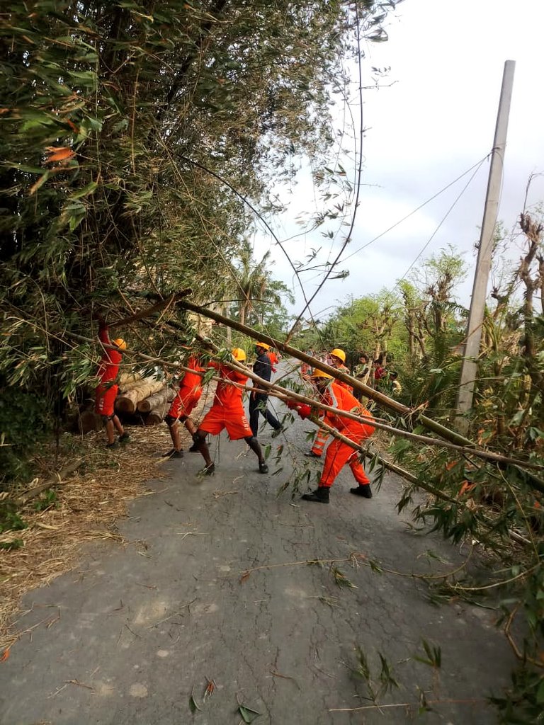 #CycloneAmphan Updates 26/5/20- 𝐃𝐀𝐘6-#PostAmphanRestoration NDRF @ Restoration Work at Hasnabad, North 24 Parganas, West Bengal #NDRF4U #Committed2Serve @satyaprad1 @ndmaindia @PMOIndia @HMOIndia @PIBHomeAffairs @BhallaAjay26 @DDNewslive @ANI @airnewsalerts @PTI_News