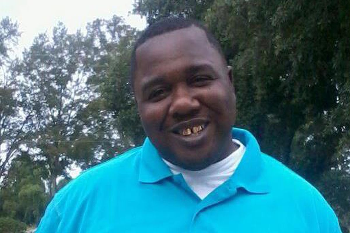 RIP  #AltonSterling  Alton Sterling shot, killed by Louisiana cops during struggle after he was selling music outside Baton Rouge store!MUSIC !!!!!!!!!