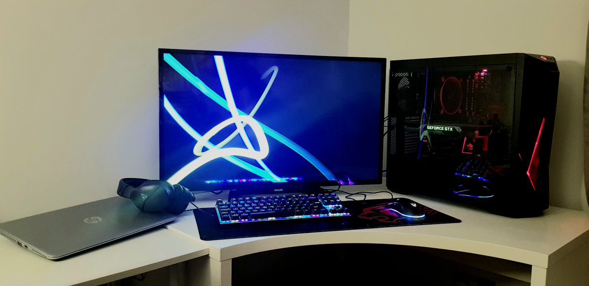 TTech_UK's tweet photo. For today's #homeofficeinspo... we can't get enough of these light-up keyboards from the techies! It seems SD Engineer Resh has a glowing mouse too π #inspo #lifeofatechie #workfromhome https://t.co/q8dsdL31TO