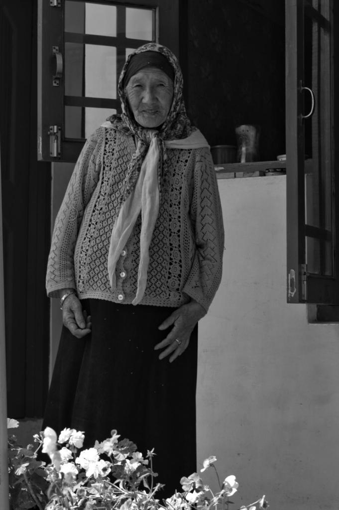 culture, they have tried their best to retain and preserve their own culture.Ayesha Jan says, “We start our Eid with a bowl of Thukpa, and our lunch spread is more Tibetan and less Kashmiri.” Most of the houses are adorned with Tibetan carpets, utensils, etc.