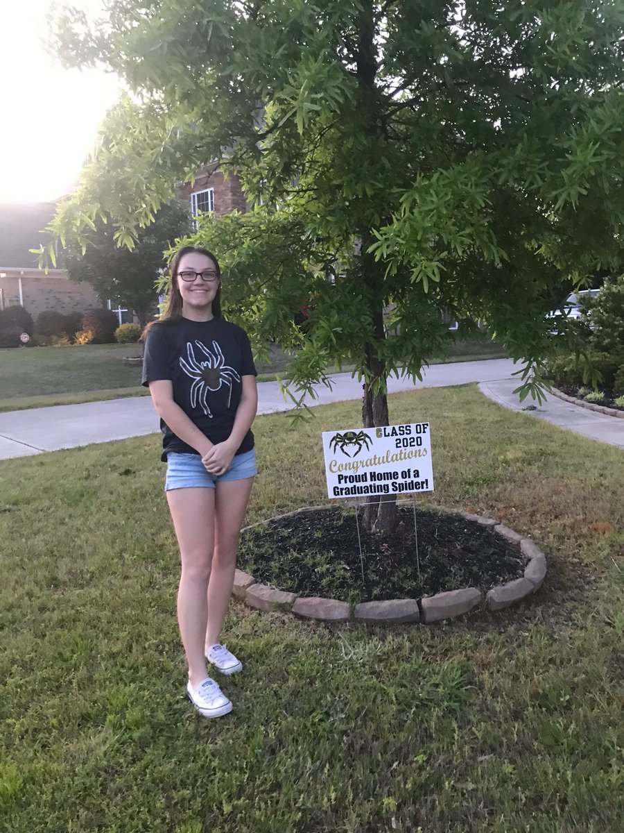 LisaMilstead's tweet photo. Senior shout out to @spidersCHS Drum Major, @theemmyd! How do you quarantine? With your friend family and doing good for others. Switching to safe mode, pausing the 400 sandwiches/week (for the last 8 years)and making meals to go instead.  Awesome job by these kids. #beagoodhuman https://t.co/N7oVPRJ3ib