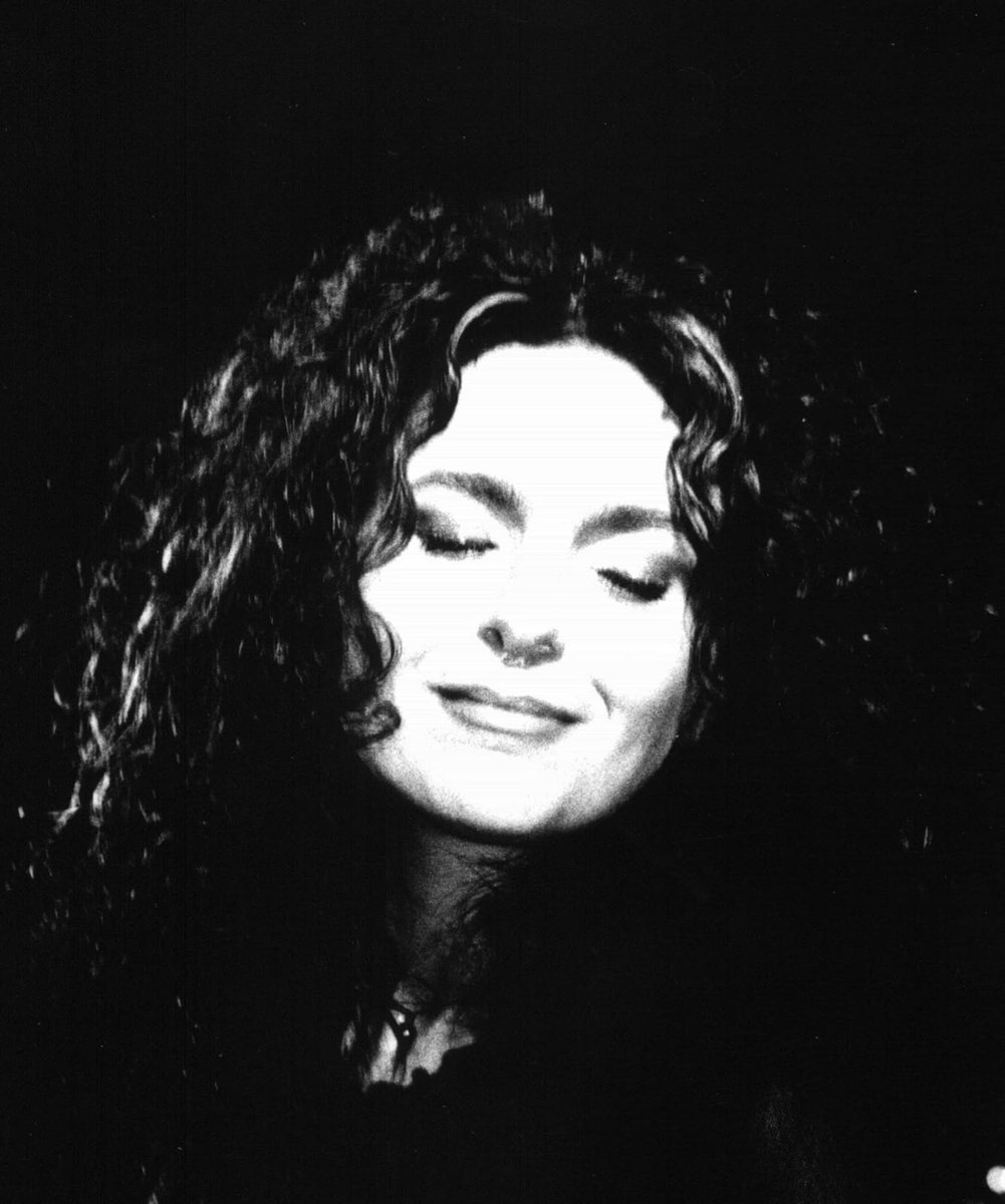 viaggimperfetti's tweet photo. Una vita più semplice. Canto e progetto d'amore a sostegno di donne e bambini vittime di violenza. Perché l'orrore non conosce #lockdown. 
L'intervista all'artista siciliana Aida Satta Flores per #Siciliando
https://t.co/YgaOE60o3C https://t.co/IBtKfsQBIJ