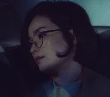 in ep2, songhwa was alone in the taxi, thinking about yet another failed relationship without a sad farewell. ikjun heard that her ex-bf cheated on her. fast forward to ep11, ikjun who's now a single man rests his head on the shoulder of his first love, songhwa.  #HospitalPlaylist