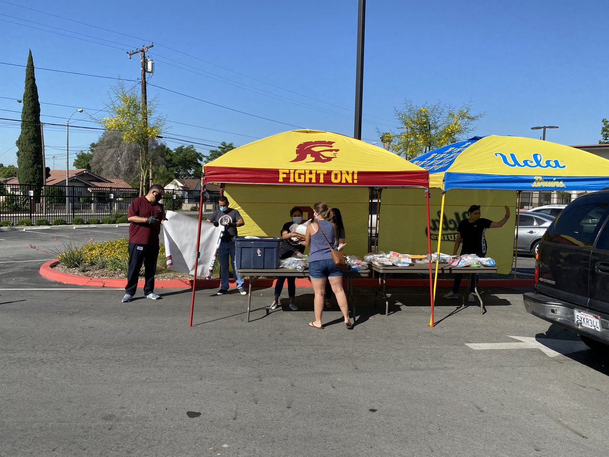 WashingtonPUSD's tweet photo. Student item distribution at Washington. Happy to see our Lobo families at a distance #pusd #proudtobepusd #washingtonlobos #SocialDistancing https://t.co/P0S02u06Iu