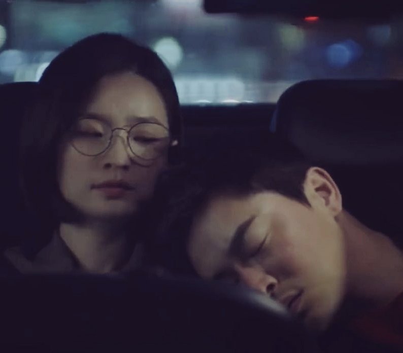 in ep2, songhwa was alone in the taxi, thinking about yet another failed relationship without a sad farewell. ikjun heard that her ex-bf cheated on her. fast forward to ep11, ikjun who's now a single man rests his head on the shoulder of his first love, songhwa.  #HospitalPlaylist