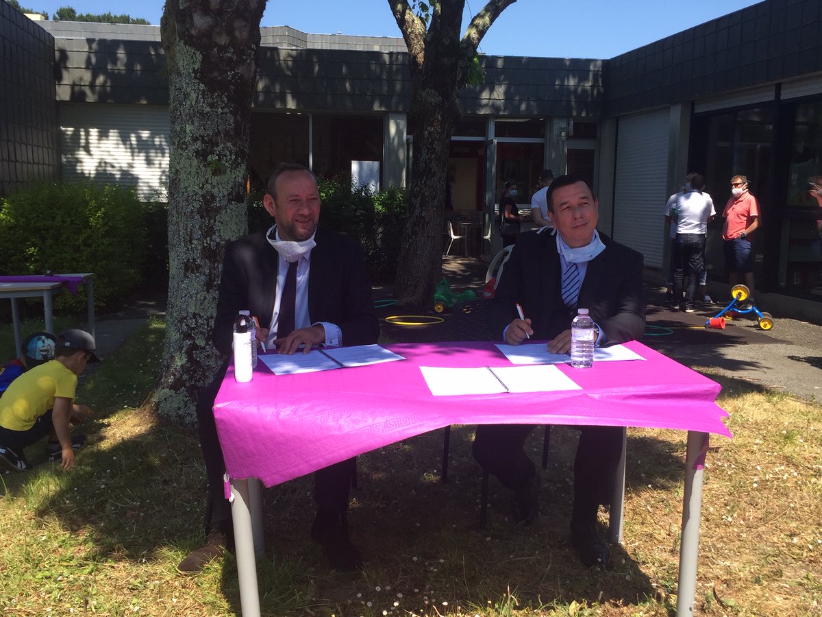 MairieDeVannes's tweet image. Signature de la première convention 2S2C (sport, santé, culture, civisme) en Bretagne entre le Maire de Vannes #DavidRobo et le Recteur d&apos;académie de l&apos;Education Nationale permettant d&apos;accueillir les élèves qui ne peuvent être toute la semaine dans leur école.
#Vannes